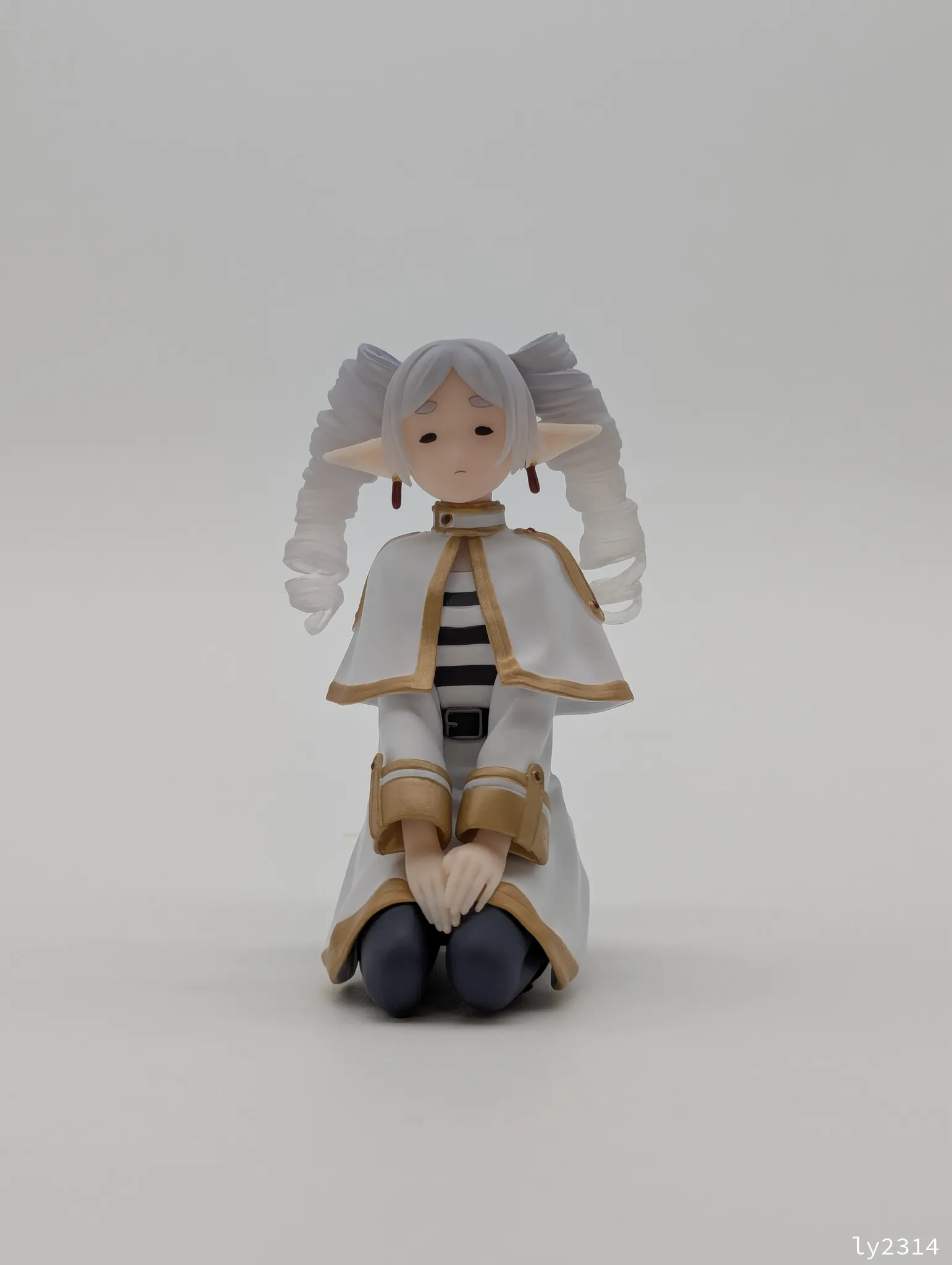 葬送のフリーレンちょこのせプレミアムフィギュア“フリーレン”～縦ロールになっちゃった～(クリアVer.）